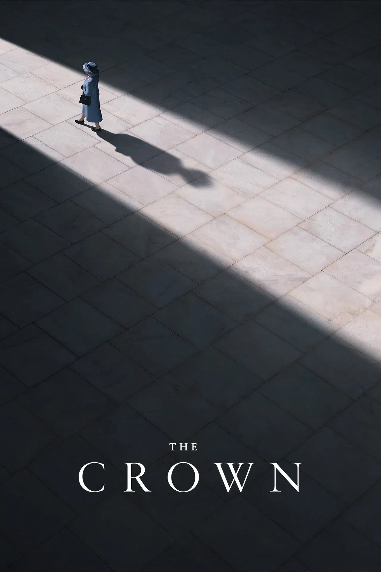 Poster The Crown sezonul 6 – portret regal sobru cu Imelda Staunton și distribuția principală, sugerând finalul epocii regale încheiat cu emoție și eleganță