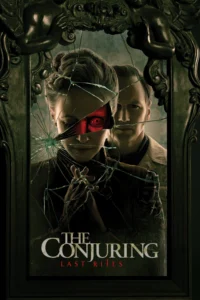Poster The Conjuring: Last Rites – Ed și Lorraine Warren în fața unei oglinzi bântuite, lumină palidă și atmosferă întunecată