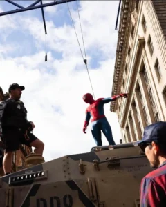 Tom Holland în costum Spider-Man pe platou