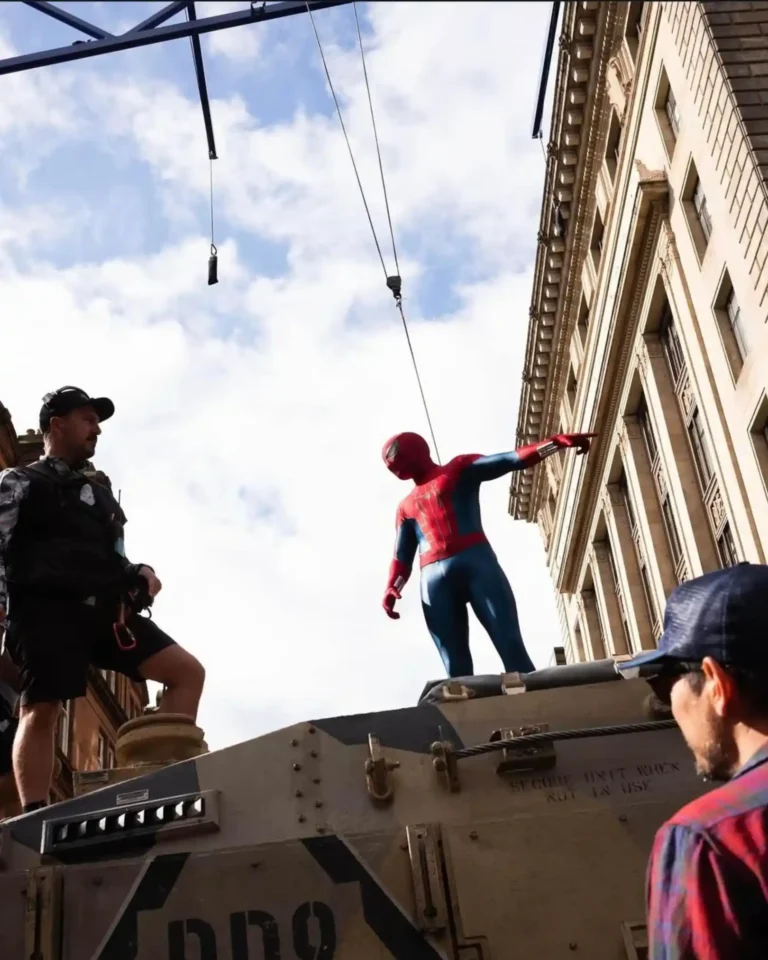 Tom Holland în costum Spider-Man pe platou