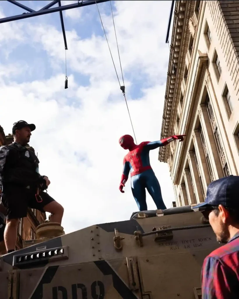 Tom Holland în costum Spider-Man pe platou